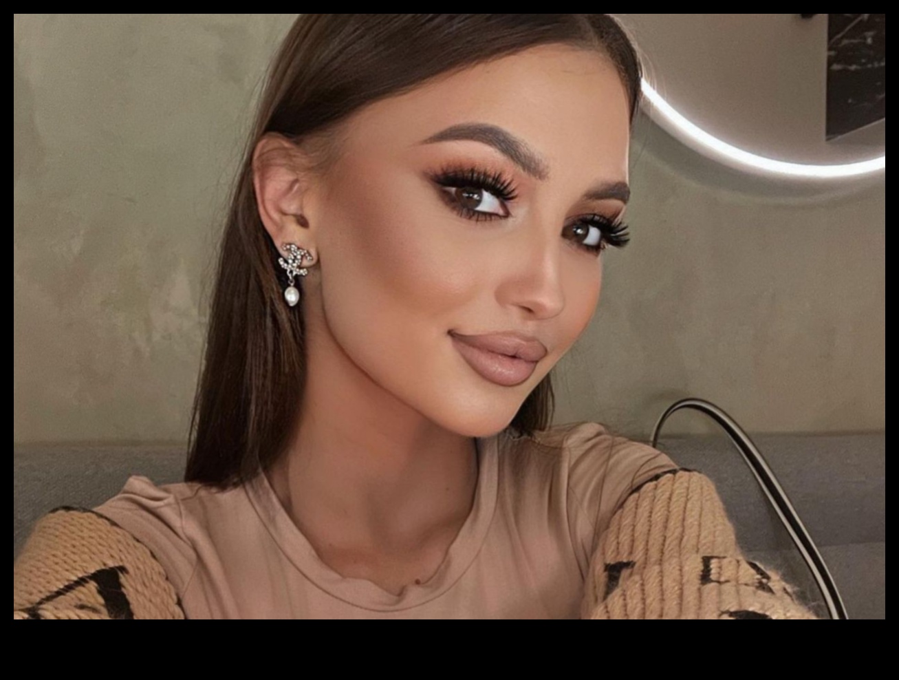 אקט האיזון: ההרמוניה של צבעים ניטרליים בסגנונות איפור טבעיים