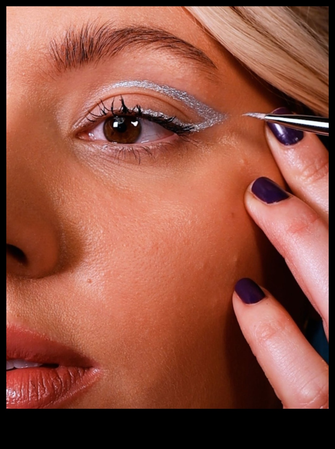 פיסול עם צללים: השגת מימד עם סגנונות איפור למסיבה