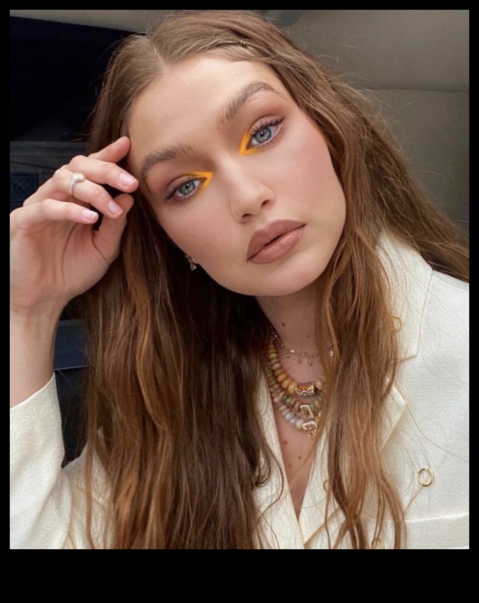 מקלאסי לטרנדי: התאמת סגנונות אייליינר ללבוש יומיומי