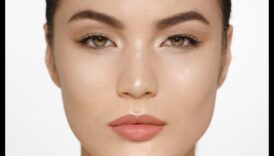 האם פחות יותר? אימוץ פשטות באיפור היומיומי שלך