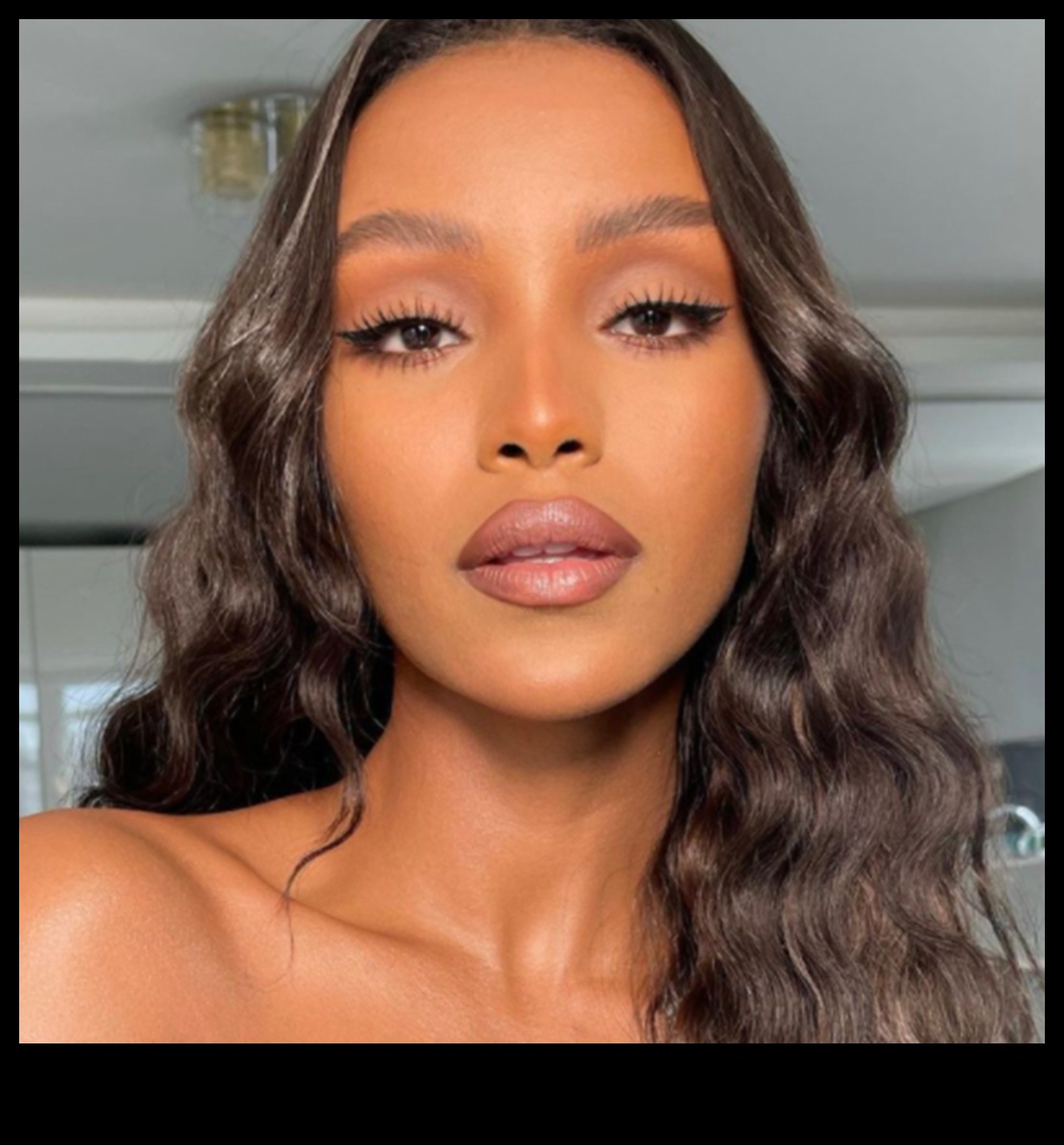 כוחם של נייטרליים להשיג מראה רך וטבעי עם שפתון 1 כוחם של נייטרליים: השגת מראה רך וטבעי עם שפתון