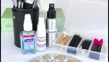 ניקוי כלי איפור 101: שמירה על היגיינה לעור בריא