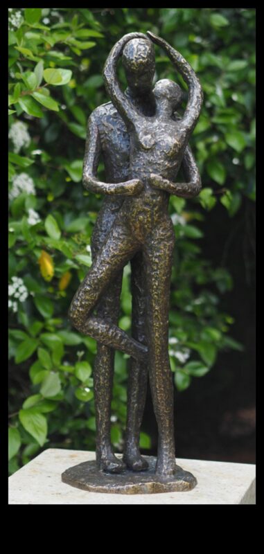 לחישות ברונזה: פיתוי פיסול במפלט החיצוני שלך